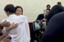 Dokter Richard Lee memeluk istrinya, dr. Reni Effendi, setelah majelis hakim mengabulkan permohonan penangguhan penahanannya. (Sbw)