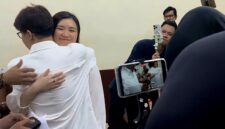 Dokter Richard Lee memeluk istrinya, dr. Reni Effendi, setelah majelis hakim mengabulkan permohonan penangguhan penahanannya. (Sbw)