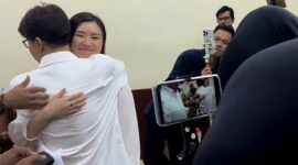 Dokter Richard Lee memeluk istrinya, dr. Reni Effendi, setelah majelis hakim mengabulkan permohonan penangguhan penahanannya. (Sbw)