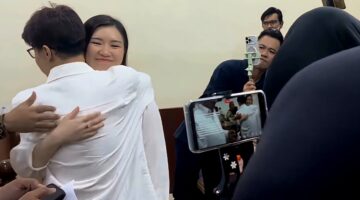 Dokter Richard Lee memeluk istrinya, dr. Reni Effendi, setelah majelis hakim mengabulkan permohonan penangguhan penahanannya. (Sbw)