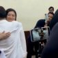 Dokter Richard Lee memeluk istrinya, dr. Reni Effendi, setelah majelis hakim mengabulkan permohonan penangguhan penahanannya. (Sbw)