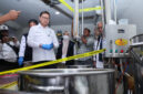 Kepala BPOM Taruna Ikrar mengecek produk kosmetik ilegal yang disita dari fasilitas produksi di Mojokerto, Jawa Timur. (Foto: BPOM RI)