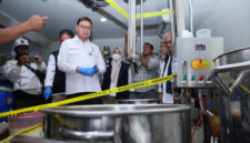 Kepala BPOM Taruna Ikrar mengecek produk kosmetik ilegal yang disita dari fasilitas produksi di Mojokerto, Jawa Timur. (Foto: BPOM RI)