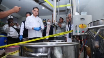 Kepala BPOM Taruna Ikrar mengecek produk kosmetik ilegal yang disita dari fasilitas produksi di Mojokerto, Jawa Timur. (Foto: BPOM RI)